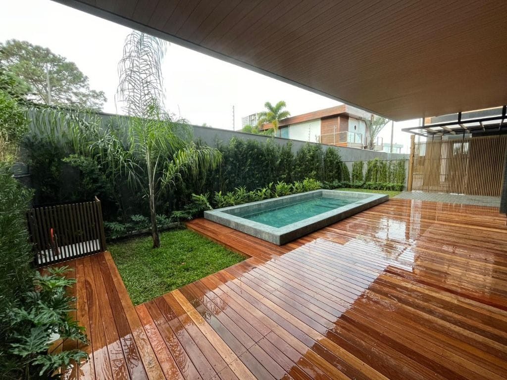 Foto 3 de Casa com 4 suítes a 120m da praia à venda, 344 m² - Praia do Estaleiro - Balneário Camboriú/SC