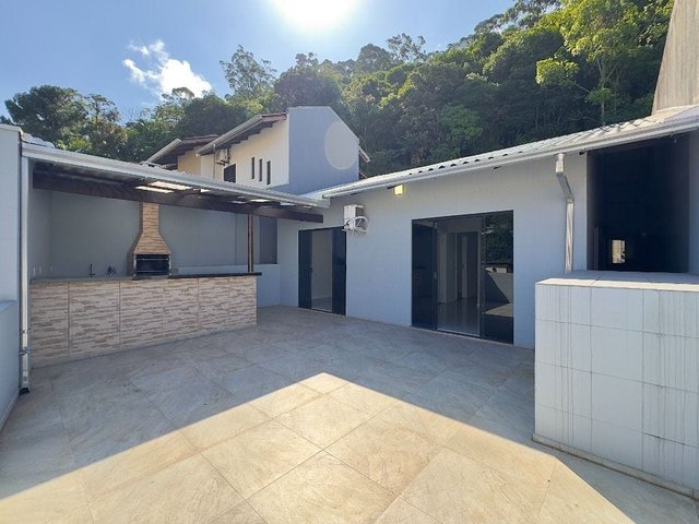 Foto 1 de Casa 1 suíte + 3 dorms à venda · Fazenda, Itajaí · 160 m²