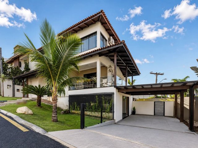 Foto 1 de Casa 3 suítes + 1 dorm à venda · Ariribá, Balneário Camboriú