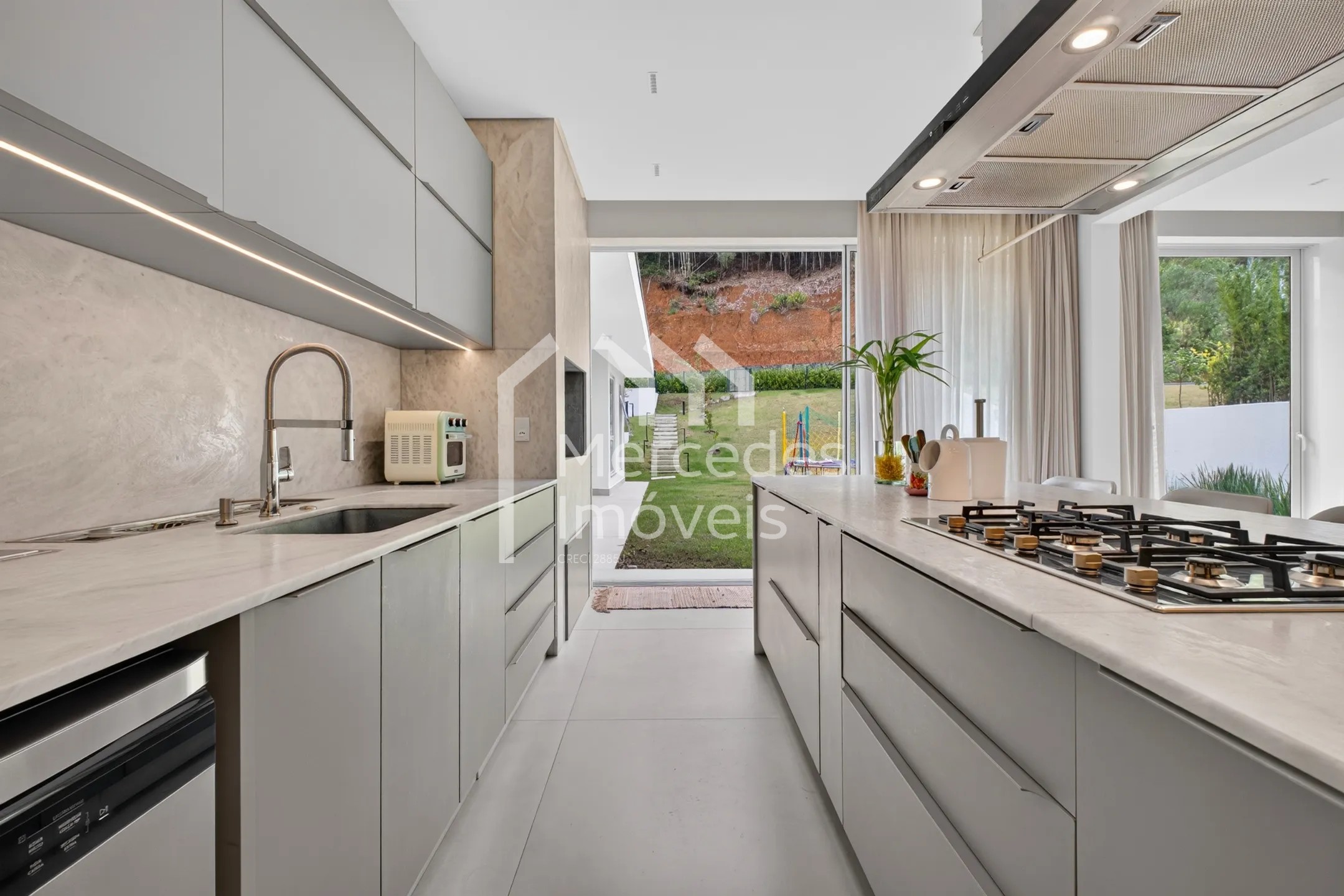 Foto 9 de Casa 3 suítes à venda · Ariribá, Balneário Camboriú