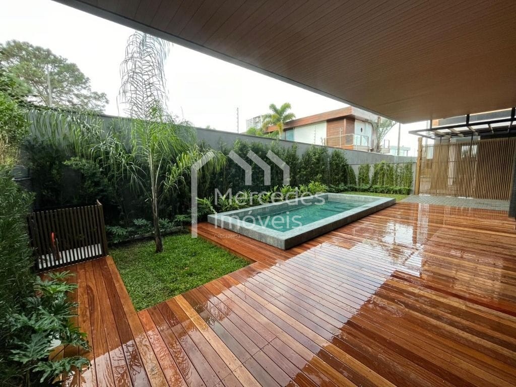Foto 3 de Casa 4 suítes à venda · Itapema, Balneário Camboriú