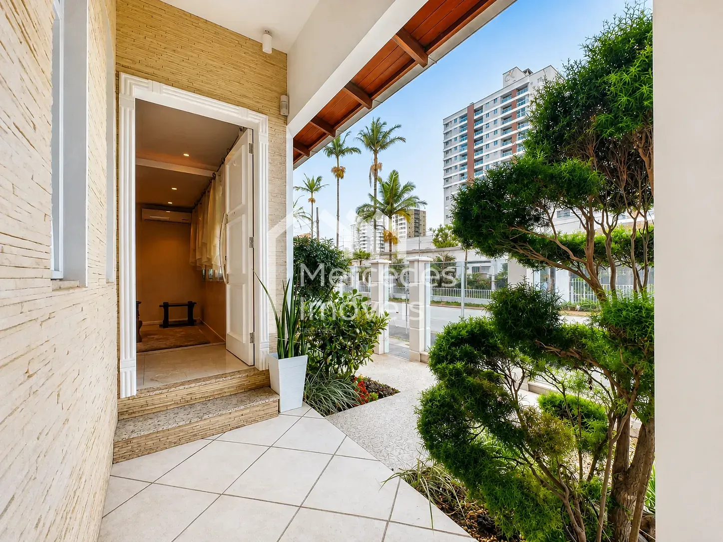 Foto 3 de Casa mobiliada para alugar com uma suíte mais 2 quartos, Bairro São João, Itajaí, SC R$7,300 + Taxas