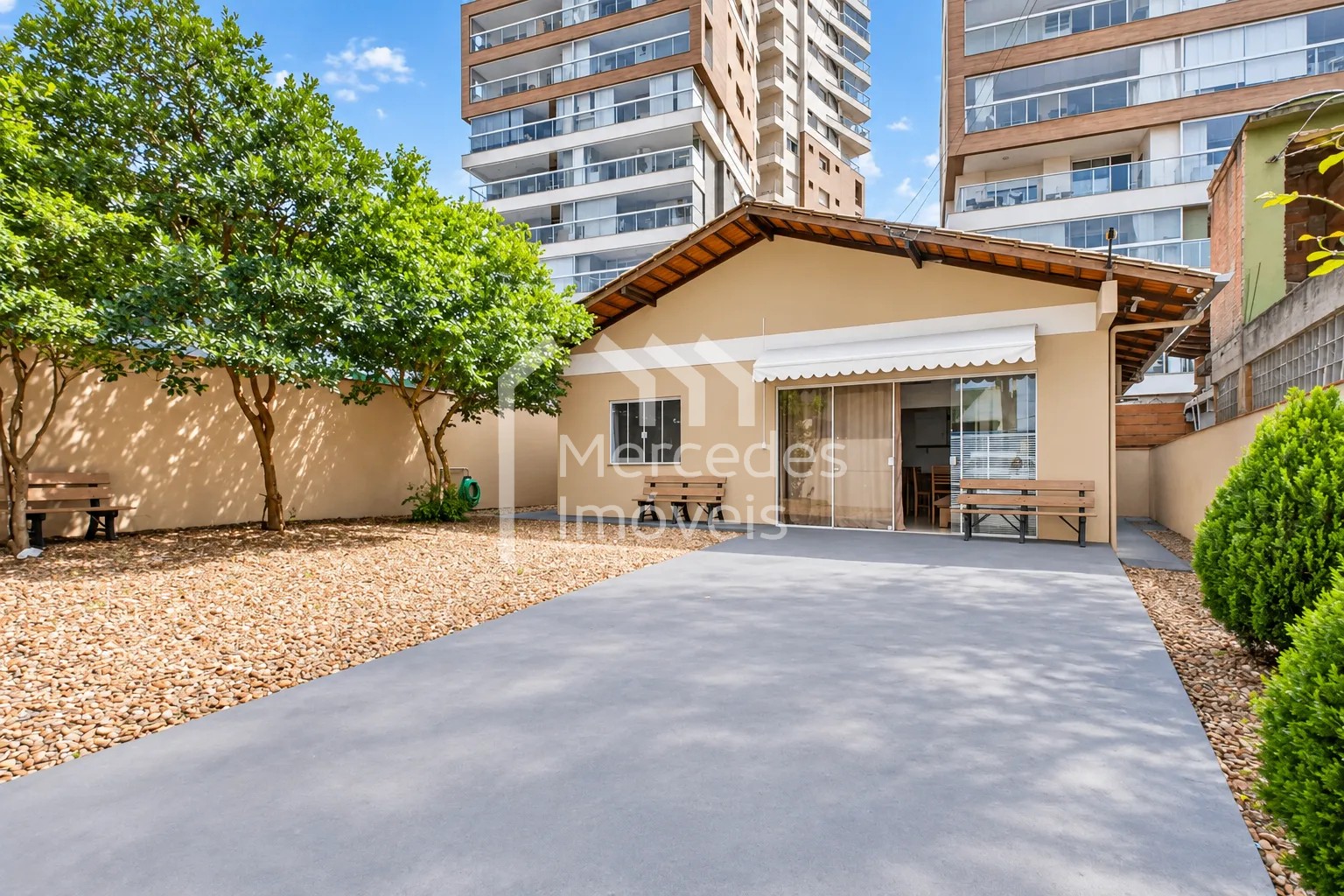 Foto 1 de Casa mobiliada com 3 dormitórios e amplo pátio na Praia Brava, Itajaí