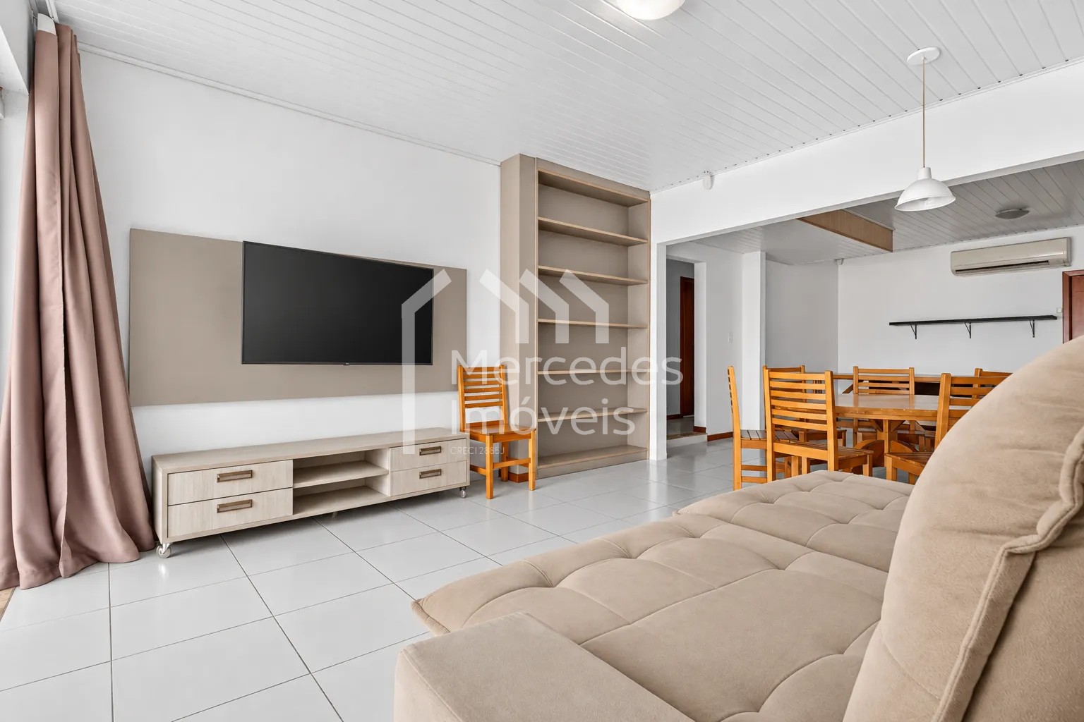 Foto 3 de Casa mobiliada com 3 dormitórios e amplo pátio na Praia Brava, Itajaí
