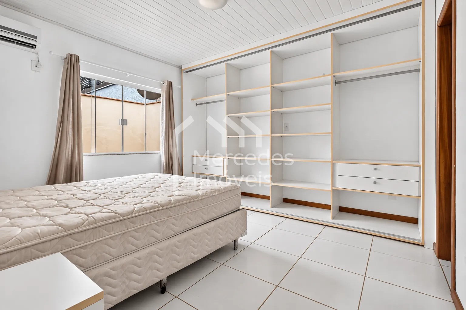 Foto 15 de Casa mobiliada com 3 dormitórios e amplo pátio na Praia Brava, Itajaí
